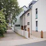 Am Bahnhof In