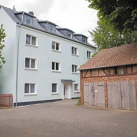Am Bahnhof In